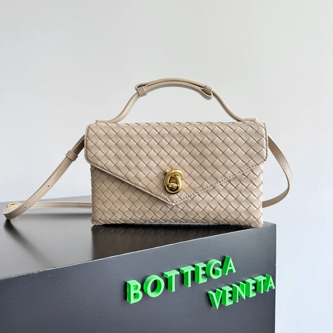 Batch 1660 BOTTEGA VENETA 2025 new product KNOT LOCK crossbody bag subverts the rigid lines of traditional tote bags, using drapey leather to create a three-dimensional silhouette that breathes. It has compartments and multiple card slots inside, making it a versatile commuter bag that can be used in various occasions. The details are full of exquisiteness, the casual retro color tone, and the upper body are full of elegance. Whether you are commuting or going out on the street, you can easily hold it. The two carrying methods of hand-carrying and long shoulder strap are very practical! At the same time, the shoulder strap is detachable, suitable for various dressing styles~ Whether it is a dinner party or daily commuting, it can be easily controlled and becomes your versatile tool❤️ Style number: 817191 Size: 25*16*5.5cm